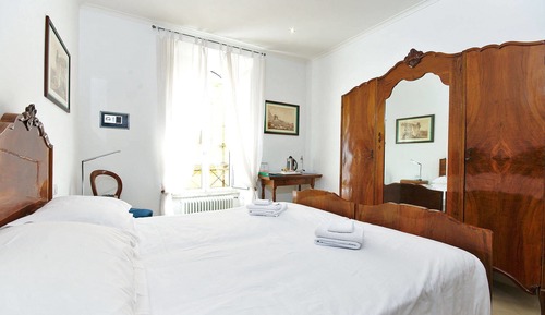 Doppel- oder Zweibettzimmer