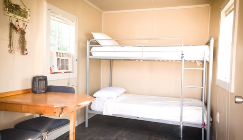 Basic-Ferienhütte, 2 Einzelbetten