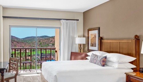 Zimmer, 2 Queen-Betten, Balkon, Blick auf den Golfplatz