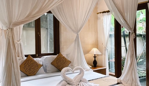 Villa, zum Garten hin