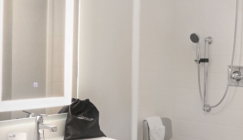 Standardzimmer, 1 King-Bett, barrierefrei (Mobility, Roll-In Shower)