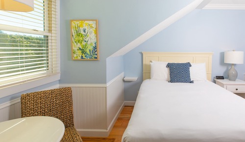 Economy-Zimmer, 1 Queen-Bett (Stairs Only, Smallest Room, Dormered)