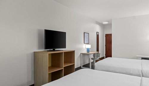 2 Queen Beds with Sofa Bed (accessible bathtub)