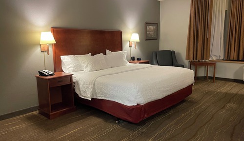 Zimmer, 1 King-Bett, Ausstattung für hörgeschädigte Menschen, Seeblick (Mobility,Tub w/Grab Bars)