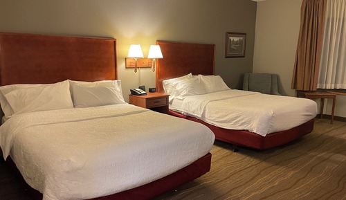 Zimmer, 2 Queen-Betten, Ausstattung für hörgeschädigte Menschen, Seeblick (Mobility,Tub w/Grab Bars)