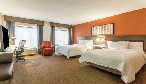 Zimmer, 2 Queen-Betten, barrierefrei, Badewanne