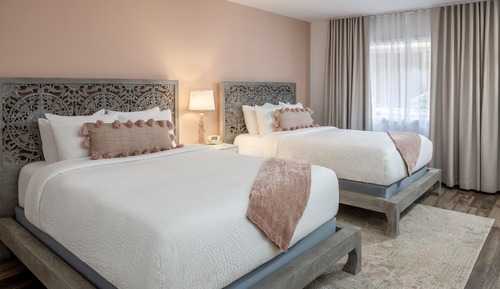 Zimmer, 2 Queen-Betten, zum Innenhof hin