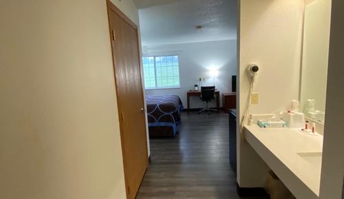 Standardzimmer, 1 Queen-Bett, Kühlschrank und Mikrowelle