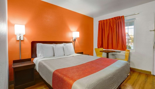 Deluxe-Zimmer, 1 Queen-Bett, Raucher, Kühlschrank und Mikrowelle