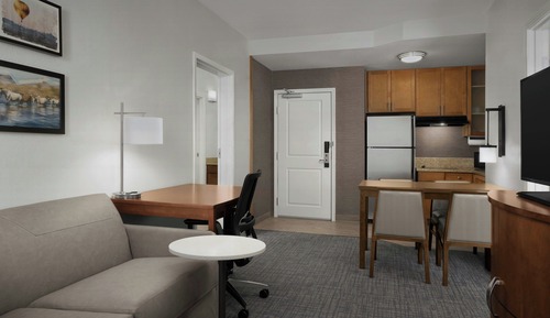 Suite, 2 Schlafzimmer (Mobility/Hearing Access, Roll-In Shwr)