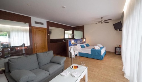 Junior-Suite (3 Adults + 1 Child)