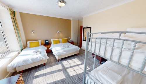 Familienzimmer (2 Adults + 3 Children)