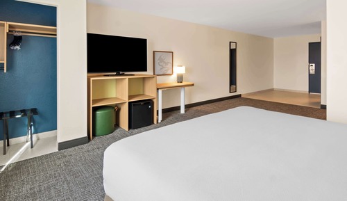 Zimmer, 1 King-Bett, barrierefrei (Mobility & Hearing, Roll-in Shower)