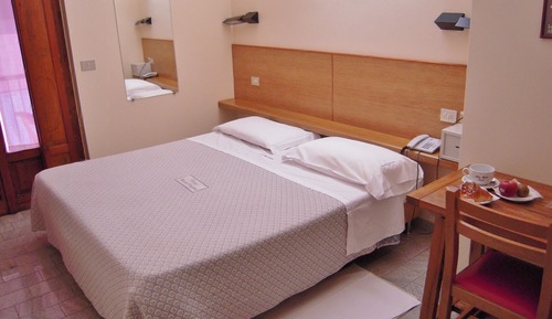 Standard-Doppel- oder -Zweibettzimmer