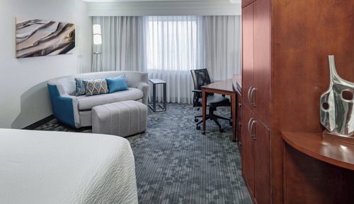 Zimmer, 1 King-Bett und Schlafsofa (Mobility/Hearing Accessible, Tub)