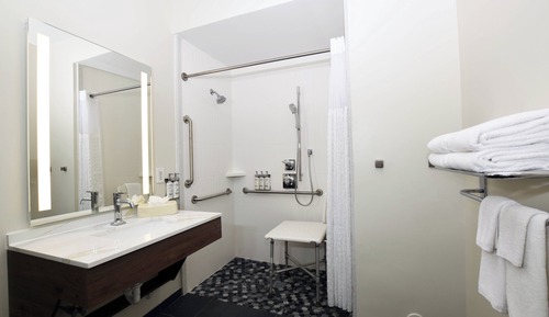 Zimmer, 2 Doppelbetten, barrierearm, Küche (Roll-In Shower)