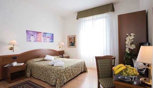 Doppel- oder Zweibettzimmer