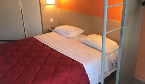 Standardzimmer, Mehrere Betten (1 Double and 1 Single bed)