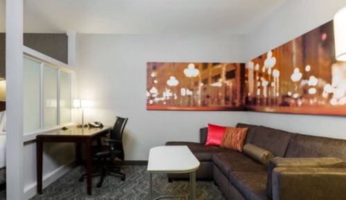 Suite, Mehrere Betten (Mobility/Hearing Access, Roll-In Shwr)