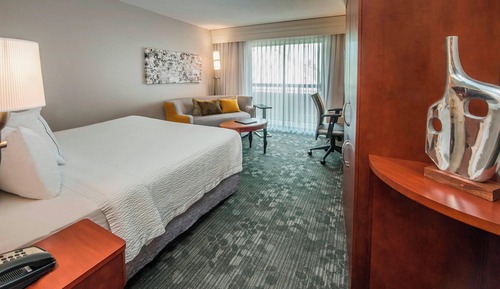 Zimmer, 1 King-Bett und Schlafsofa (Mobility/Hearing Access, Roll-In Shwr)