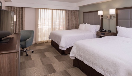 Zimmer, 2 Queen-Betten, barrierefrei, Blick auf den Jachthafen (Bathtub)