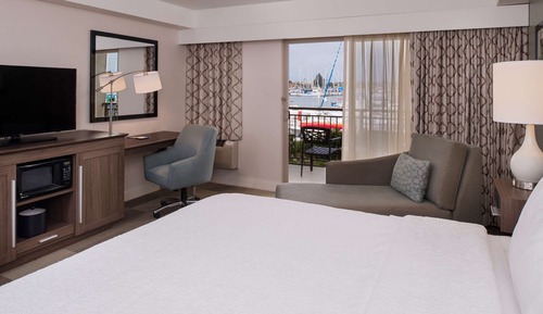 Zimmer, 1 King-Bett, barrierefrei, Blick auf den Jachthafen (Bathtub)