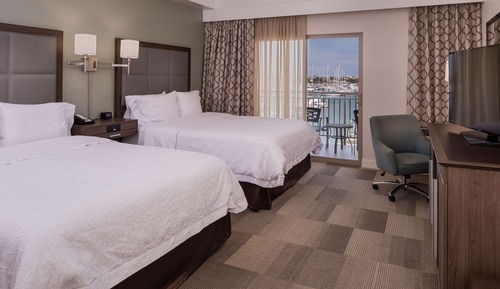 Zimmer, 2 Queen-Betten, Nichtraucher, Blick auf den Jachthafen (Shower Only)