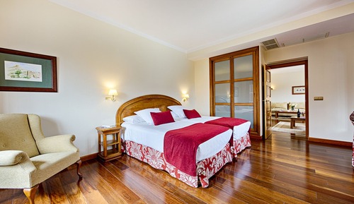 Junior-Suite ((2 Adults + 1 Child))