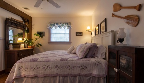 Romantisches Doppelzimmer, eigenes Bad (Boats & Paddles)