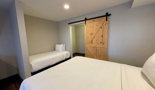 Zimmer, Nichtraucher (2 Queen Beds and 1 Twin Bed)