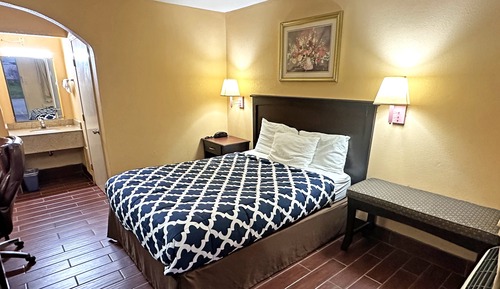 Standardzimmer, 1 Queen-Bett, Raucher, Kühlschrank und Mikrowelle