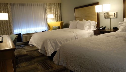 Zimmer, 2 Queen-Betten, Kühlschrank und Mikrowelle