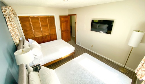 Deluxe-Suite (NO PETS ALLOWED)