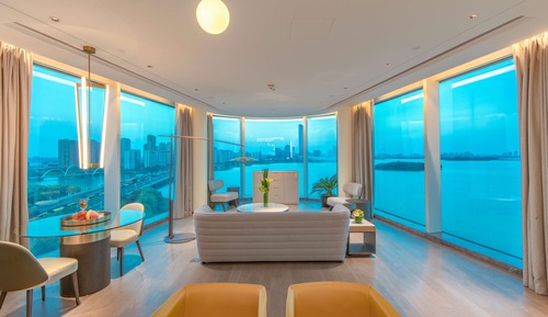 Suite, 1 King-Bett, Zutritt zur Club Lounge (Pilot, High Floor, Lounge Acc)