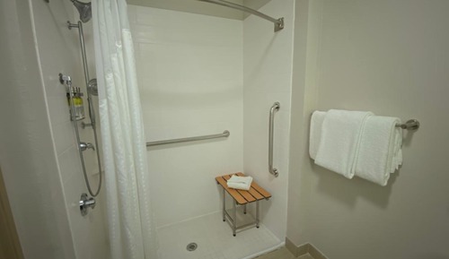 Standardzimmer, 2 Queen-Betten, barrierefrei (Communications, Roll-In Shower)