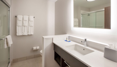 Zimmer, 2 Queen-Betten, rollstuhlgeeignete Dusche (Communications, Roll-In Shower)