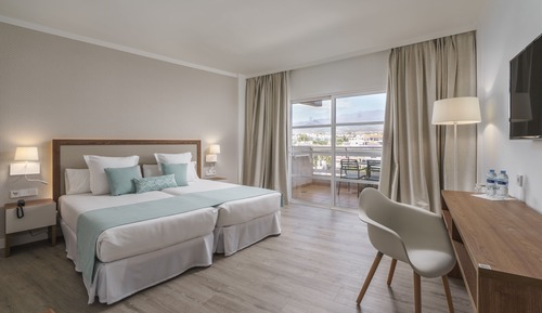 Doppelzimmer (2 Adults + 1 Child)