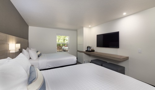 Signature Two Queens