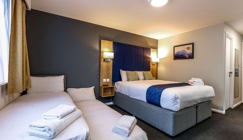 Familienzimmer (1 Full, 1 Twin & 1 Pullout Beds)