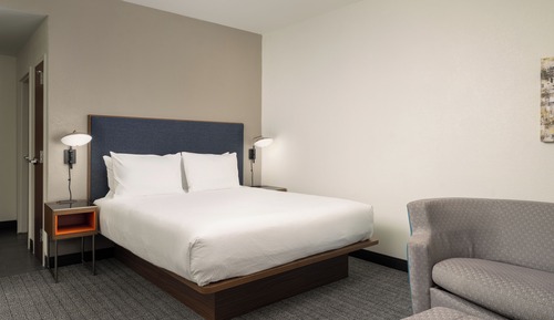 Zimmer, 1 King-Bett und Schlafsofa (Mobility/Hearing Access, Roll-In Shwr)