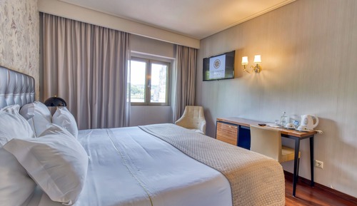 Doppel- oder Zweibettzimmer (Monastery View)