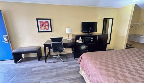 Zimmer, 1 King-Bett und Schlafsofa, barrierefrei, Nichtraucher