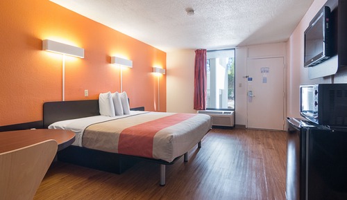 Deluxe-Zimmer, 1 King-Bett, Raucher, Kühlschrank und Mikrowelle