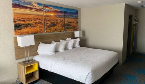 Zimmer, 1 King-Bett, barrierefrei, Nichtraucher (Mobility/Hearing, Roll-In Shower)