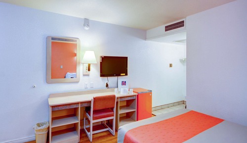 Deluxe-Zimmer, 1 Queen-Bett, Raucher, Kühlschrank und Mikrowelle