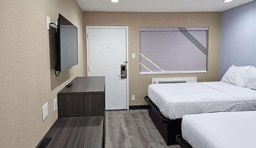 Zimmer, 2 Doppelbetten, barrierefrei, Nichtraucher (Mobility, Roll-In Shower)