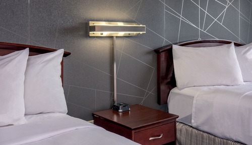 Studiosuite, 2 Doppelbetten (Mobility/Hearing Access, Roll-In Shwr)