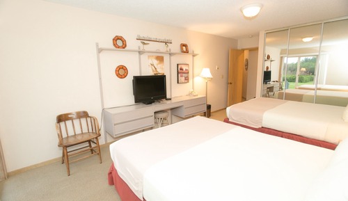 Deluxe-Zimmer, Mehrere Betten, Küche, Poolblick (1 Bedroom Dlx Unit-Room 112-No Pets)