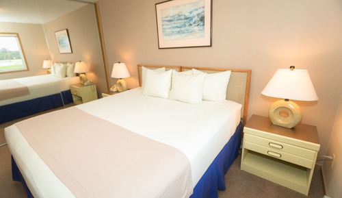 Signature-Zimmer, Mehrere Betten, Küche, Poolblick (1 Bedroom Unit- Room 104- No Pets)