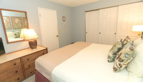 Signature-Zimmer, 1 King-Bett und Schlafsofa, Küche, Poolblick (1 Bedroom Unit- 110- Pet Friendly)